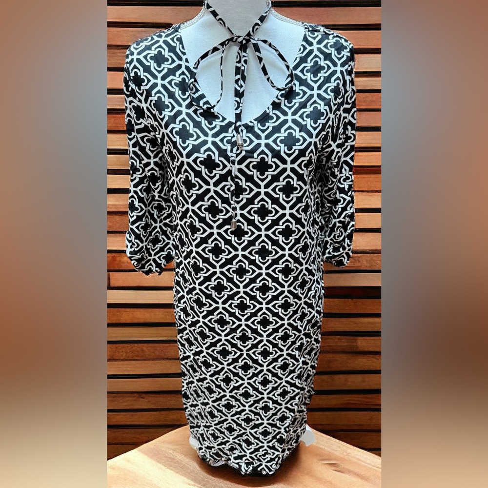 Escapada black and white dress with 3/4 sleeves.